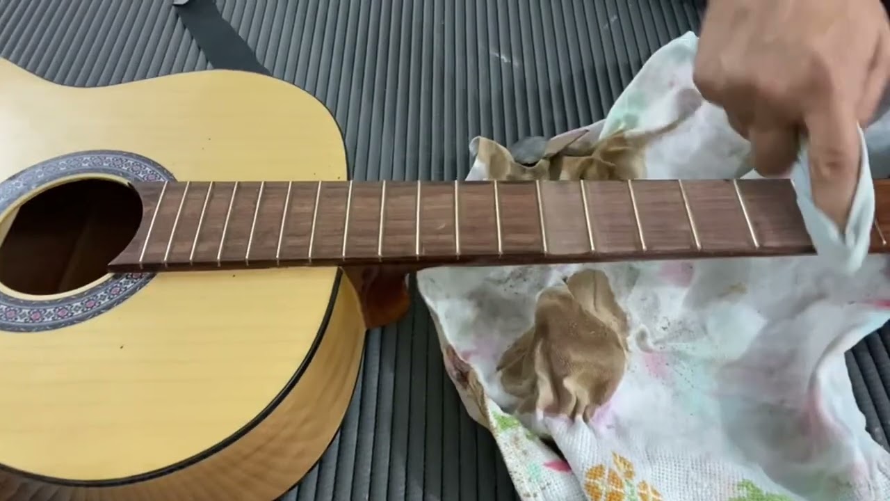 Como faço para lustrar os trastes e hidratar a escala do violão com óleo de peroba