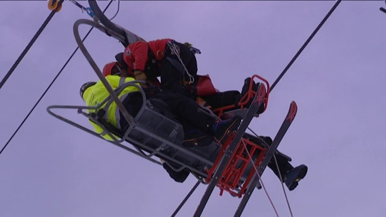 Exercice d'évacuation d'un télésiège aux Gets en Haute-Savoie