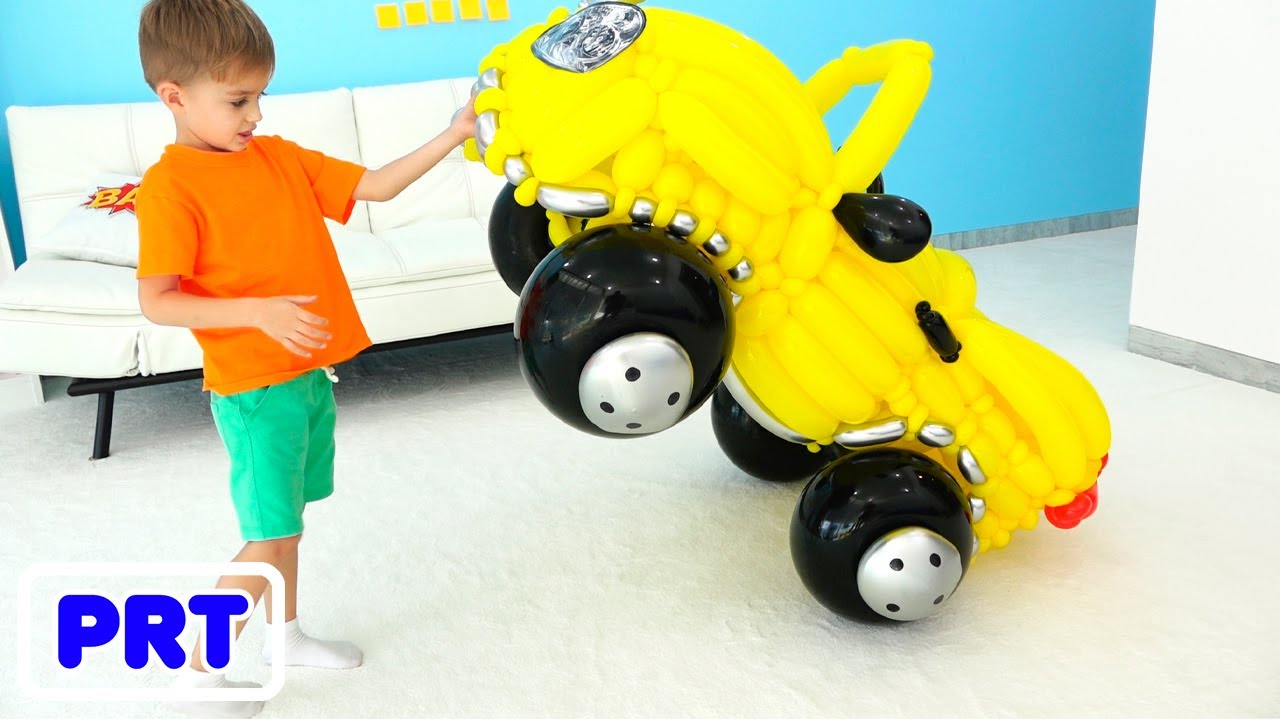Vlad e Nikita fingem brincar com o carro de brinquedo de bal&otilde;es