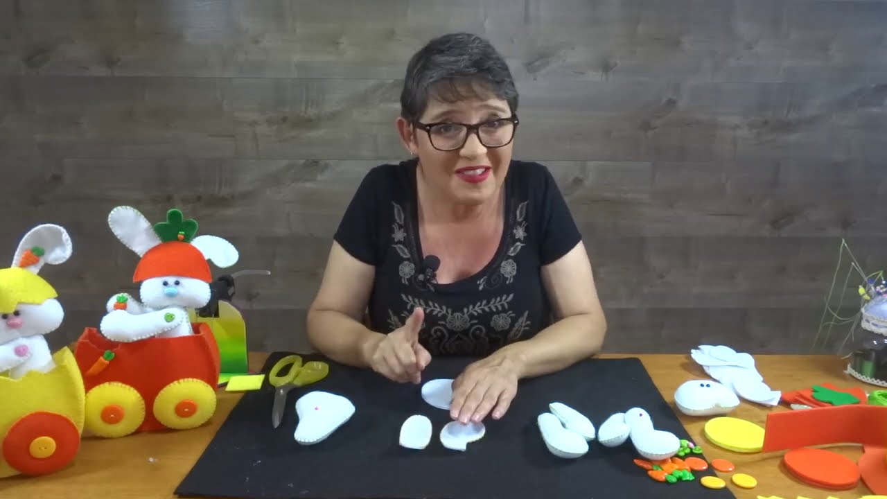 Conejito en carrito de zanahoria y huevito. Yasna Pino. Casa Puchinni. Incluye moldes.