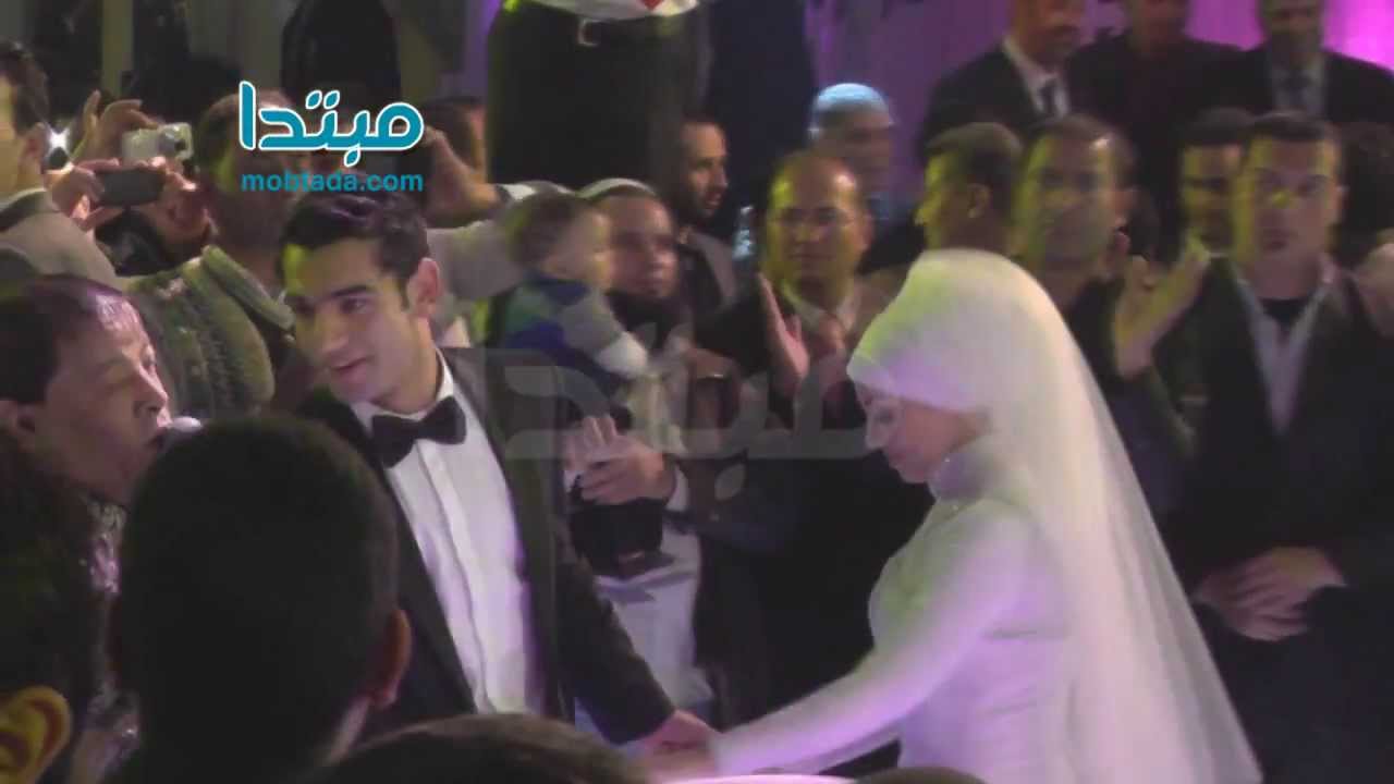 صلاح وزوجته يرقصا مع عبد الباسط حموده فى حفل زفافهم