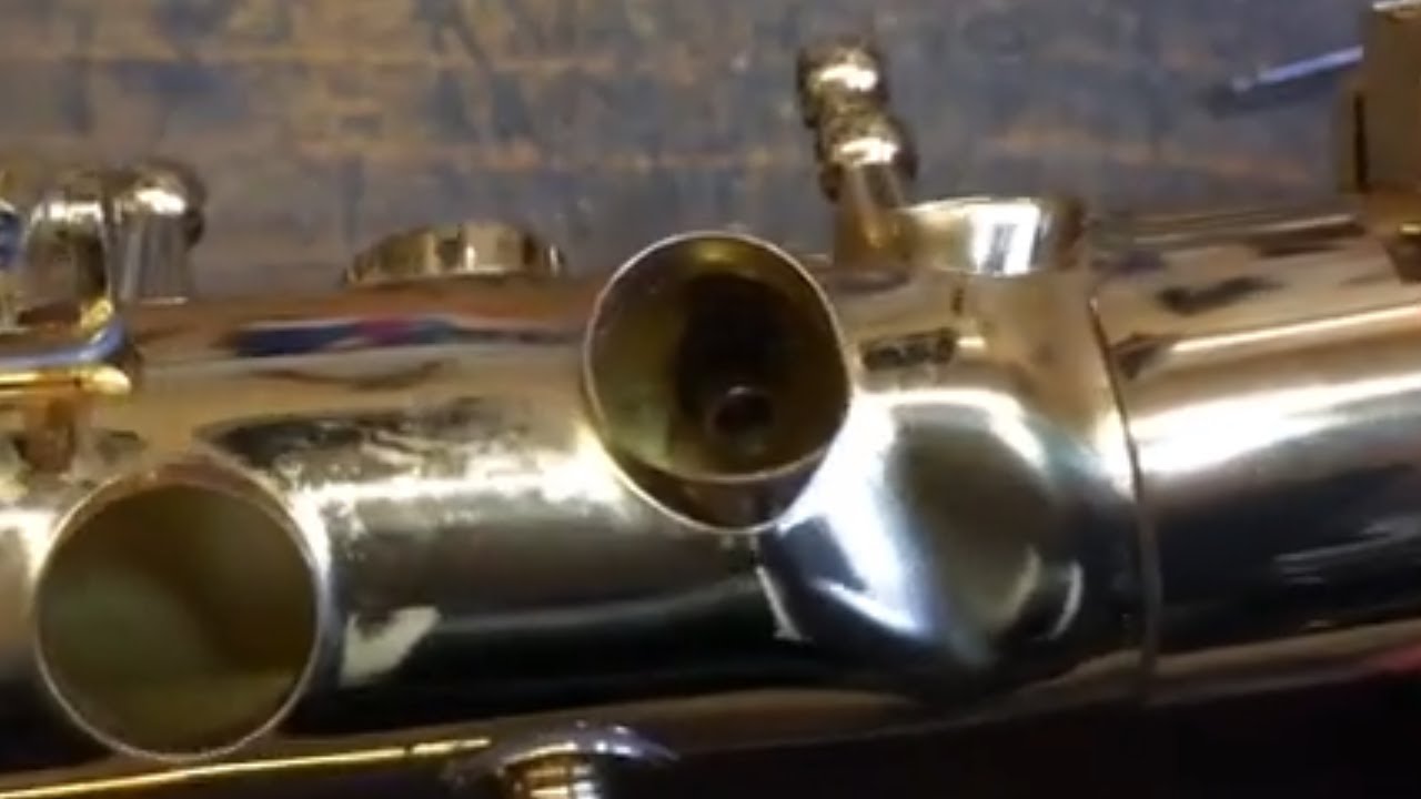 Richten eines abgeknickten Korpus eines Saxophons am Zapfenbereich