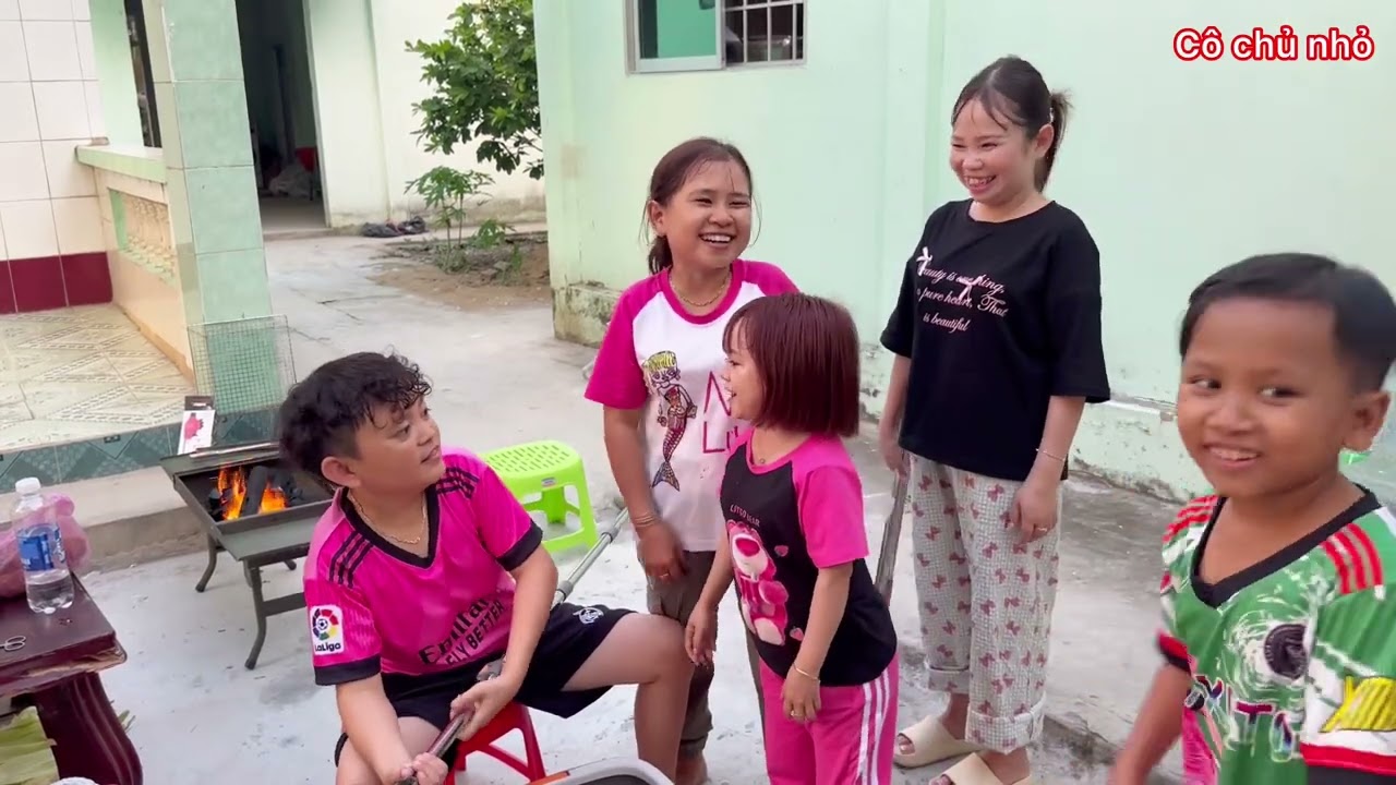 Thùng quà bí ẩn và buổi tiệc nhẹ rửa phòng tắm mới của anh chị Vợ Chồng Bé Bỏng || Cô Chủ Nhỏ