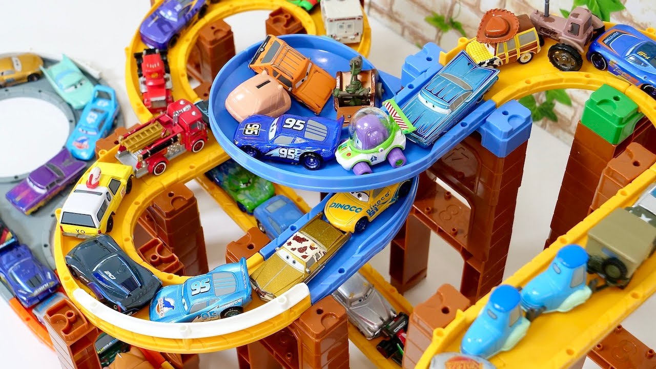 Disney Pixar Cars tomica toys☆ カゴいっぱいのカーズのミニカーをトミカシステムの坂を使って走らせます♪