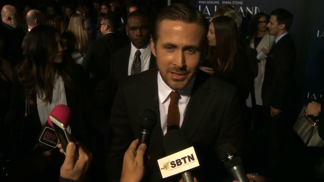 Ryan Gosling & Emma Stone Share the Red Carpet at 'LA LA LAND' Premiere