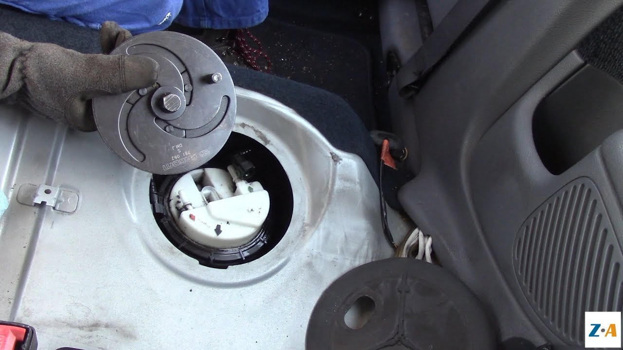 Remplacement de pompe à carburant sur Renault Clio 1,6 l 16 s (1999)