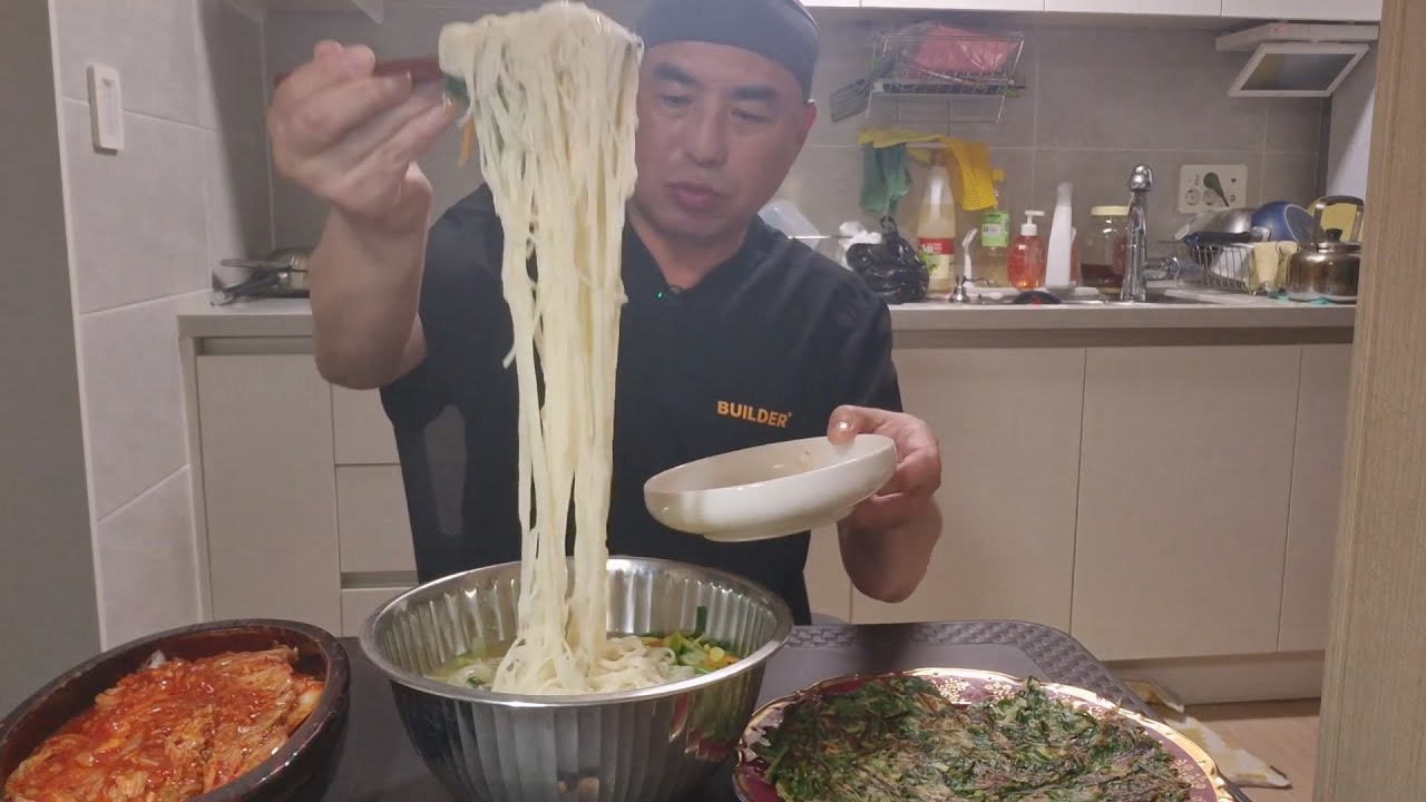 잔치 국수,부추전 먹다가 옛 생각에 울컥...