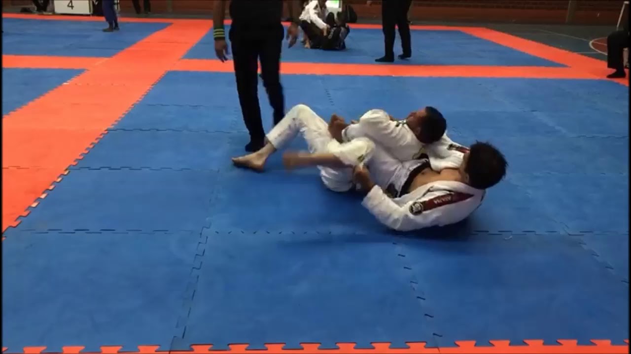 Jiu-Jitsu: O estrangulamento arco e flecha de Vitor Terra no Sul Fluminense da FJJ-Rio