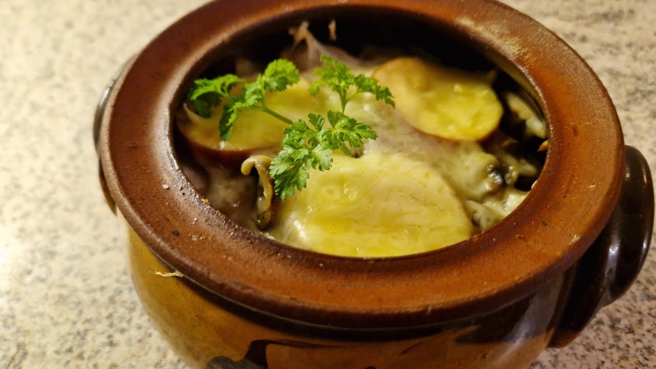 Пилешки късчета с картофи и гъби в гювече