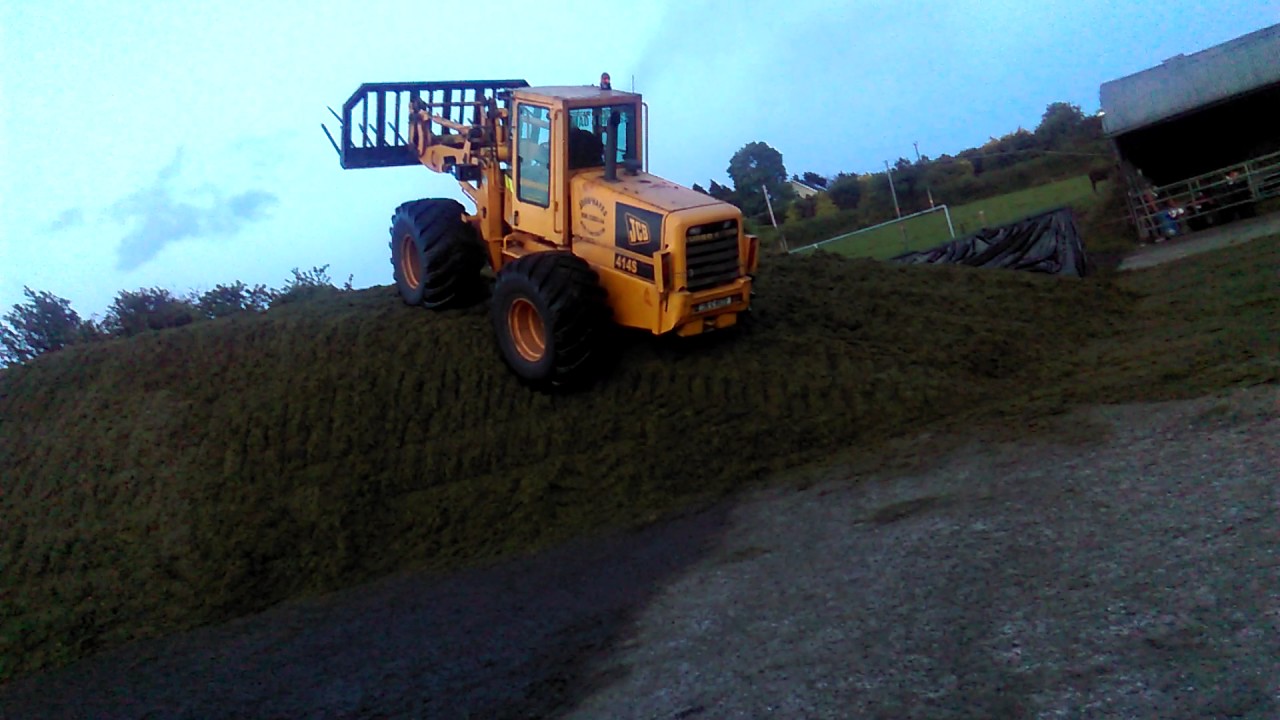 Jcb 414s packing the pit