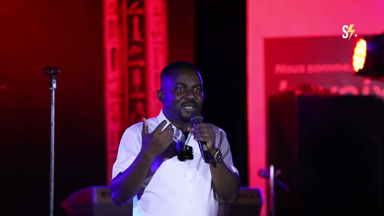 Mr. Ariel Dassanou introduit le groupe Ancestors avant leur départ pour Sauti Za Busara (Zanzibar)