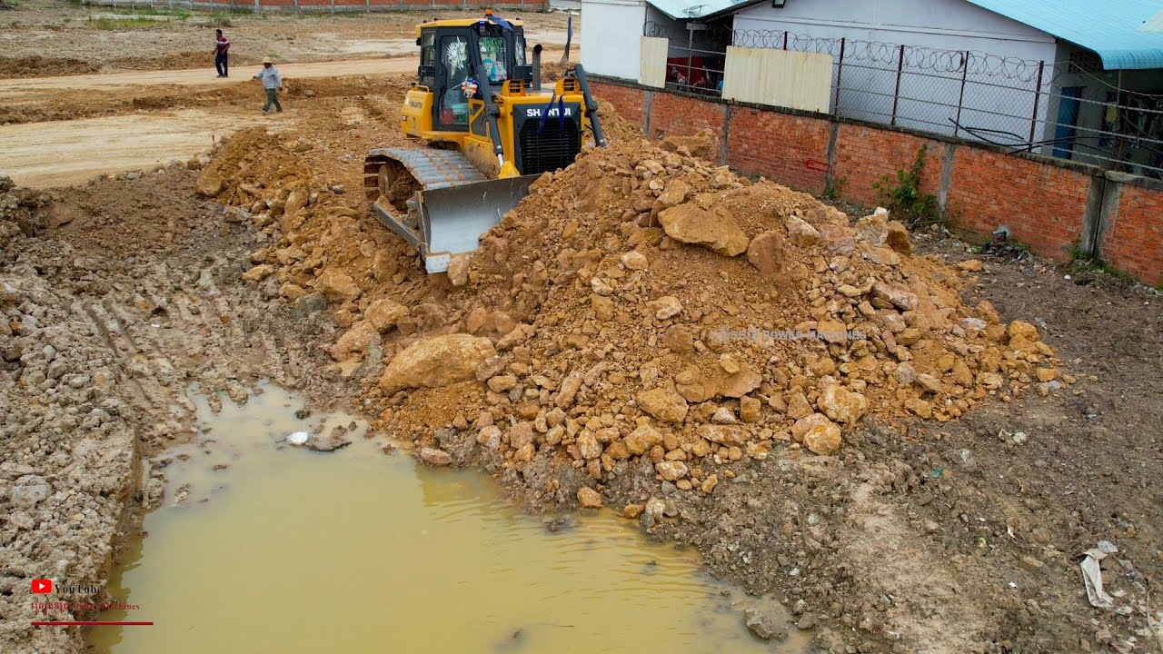 Perfect New Active Power Dozer Machines Expert Working Clearing Water Mud For Making Foundation​