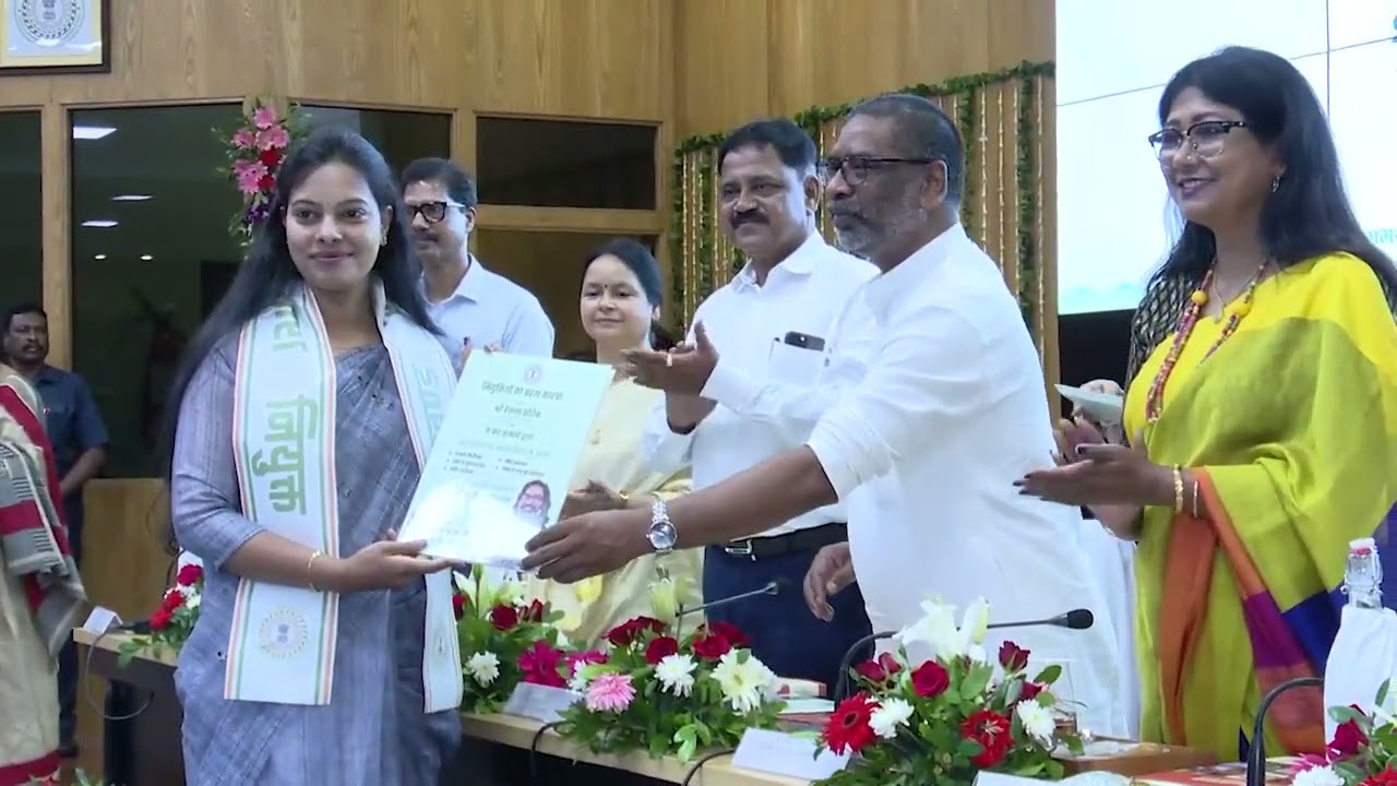 सीएम हेमन्त सोरेन ने नगर विकास एवं आवास विभाग के अंतर्गत नवचयनित अभ्यर्थियों को सौंपा नियुक्ति पत्र।