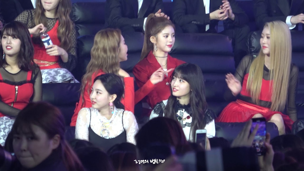 181106 MGA 대기석 나연 모모