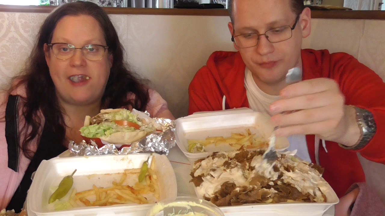 Mukbang - Hamburgare med pommes, Kebabtallrik och kebab med bröd.