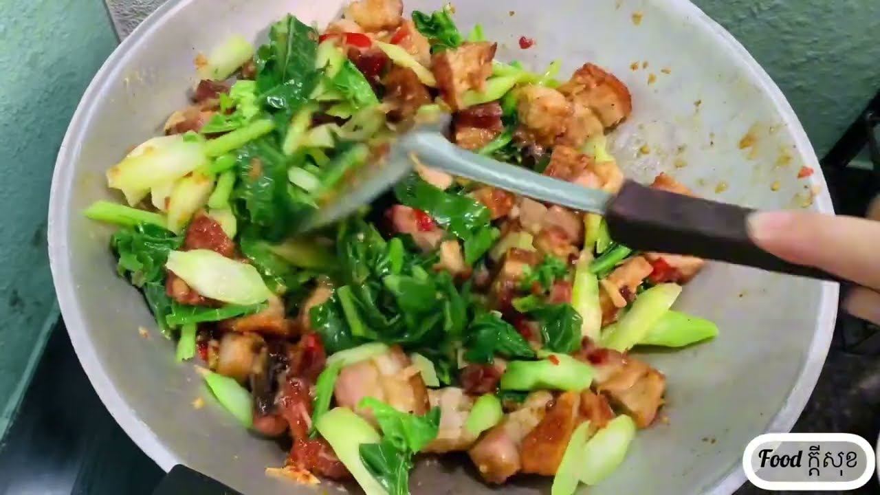 បាយឆាខាត់ណាសាច់ជ្រូកបំពងស្រួយ[Stir Fried Kale With Crispy Pork Belly With Rice ]
