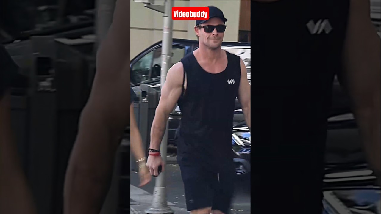 Chris Hemsworth Reaction When He is Spotted in Street!