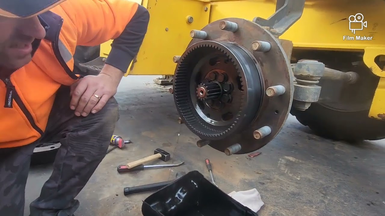 How I change bearings on the front hubs of a b115b new holland. #backhoe #backhoeloader #newholland