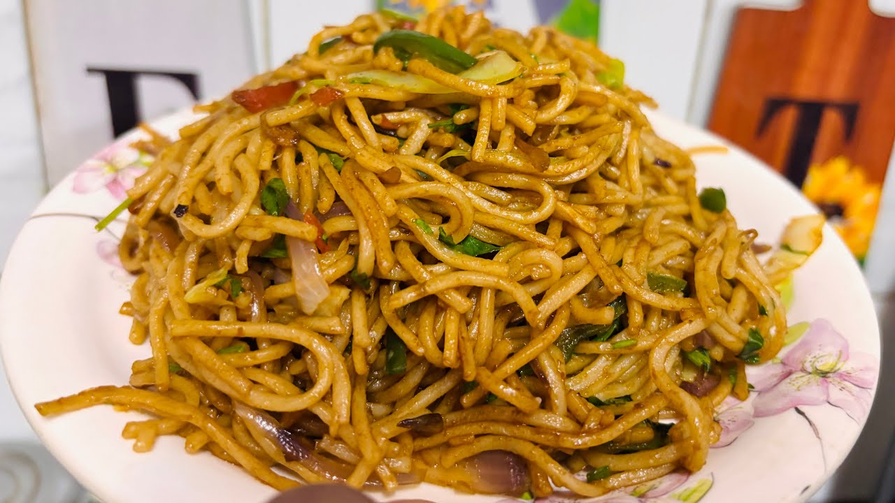 बाज़ार जैसी वेज चाऊमीन बनाने का सीक्रेट रेसिपी | street style veg chowmein recipe | Avirascookbook