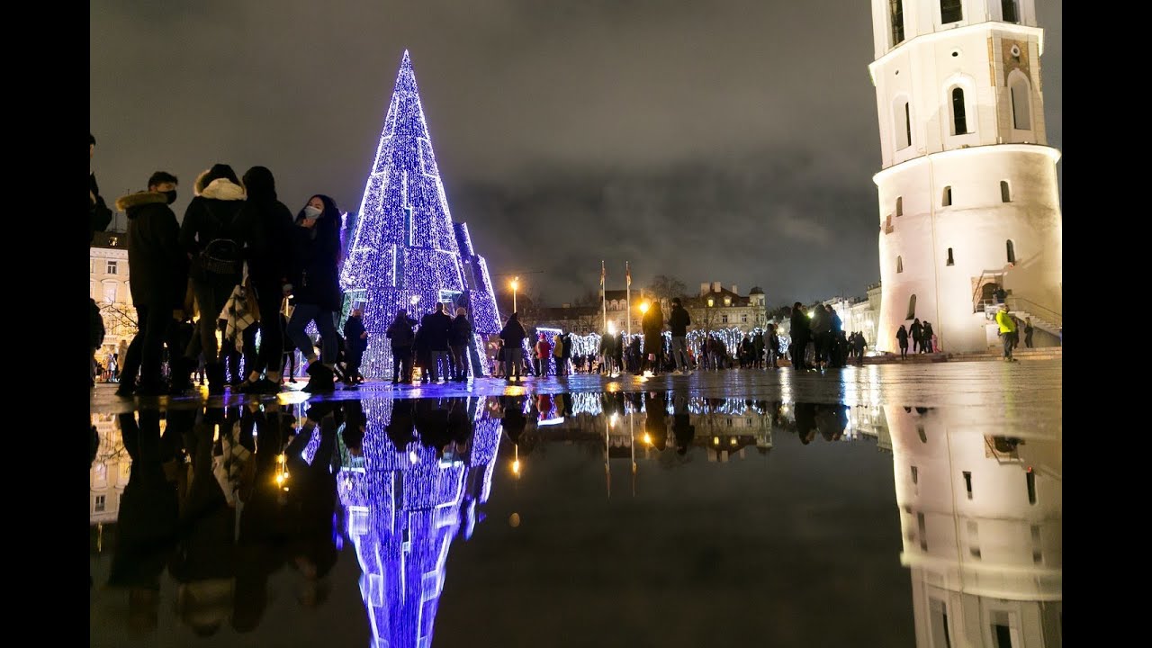 Vilnius įžiebė siurrealistinę Kalėdų eglę: nepaisant karantino, rinkosi minios žmonių