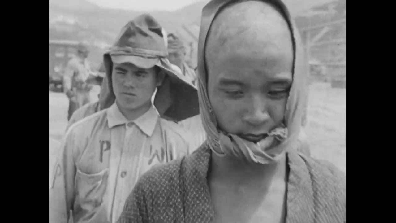 降伏した沖縄の日本兵の集団（１）
