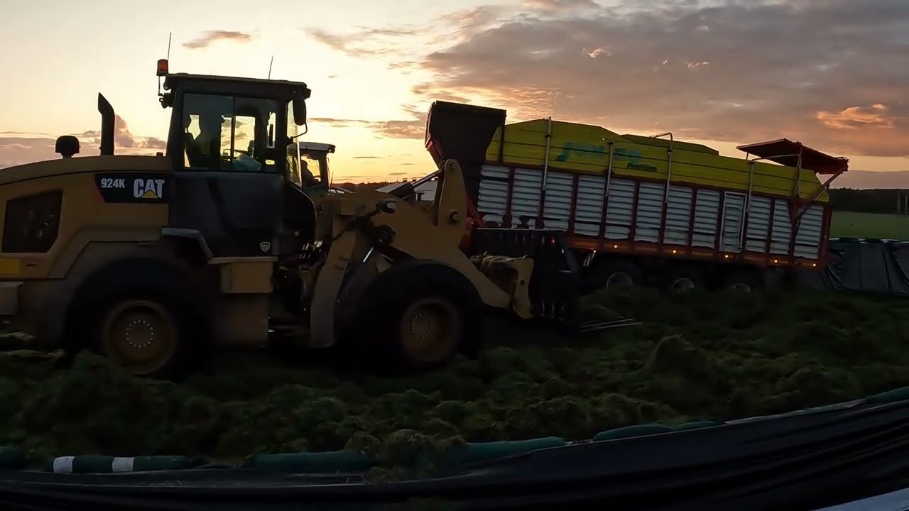 Kärryt siilolla ja siilotyöskentelyä  |fendt- CAT- case