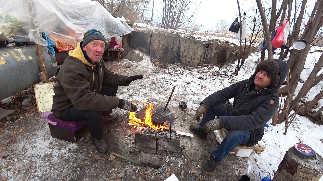 БОМЖИ КАК ВЫЖИВАЮТ ЗИМОЙ НА УЛИЦЕ