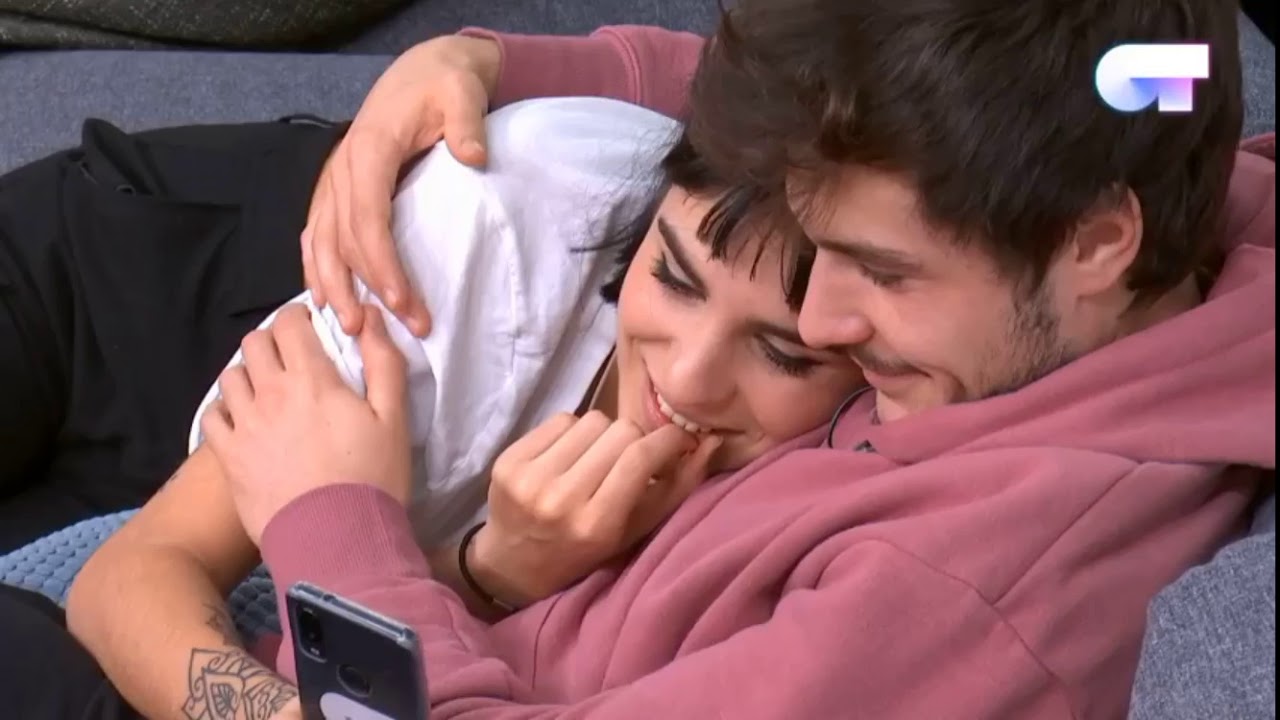 NATALIA y MIKI abrazados en el SOFÁ | OT 2018