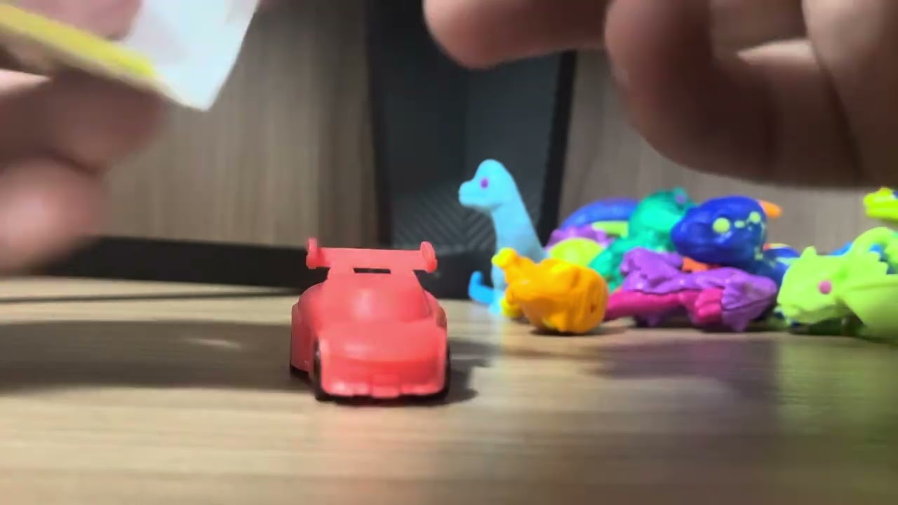 Abrindo o ovo do kinder joy