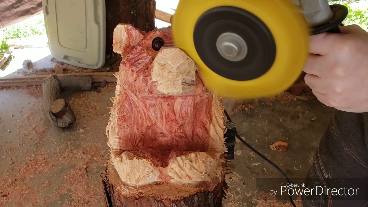 Chainsaw Carving: Detailing a Bear (No Commentary)