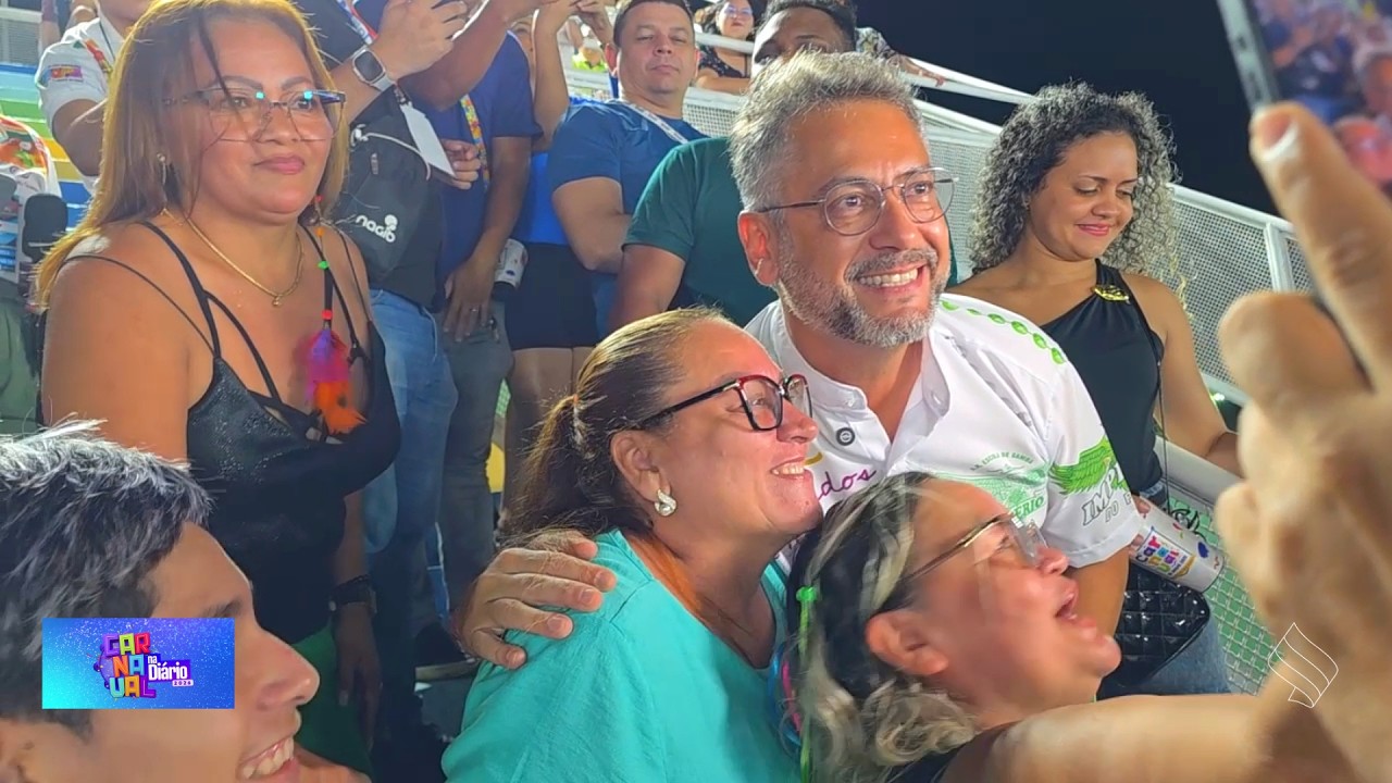 Público lota arquibancadas no sambódromo e governador se joga no meio da galera