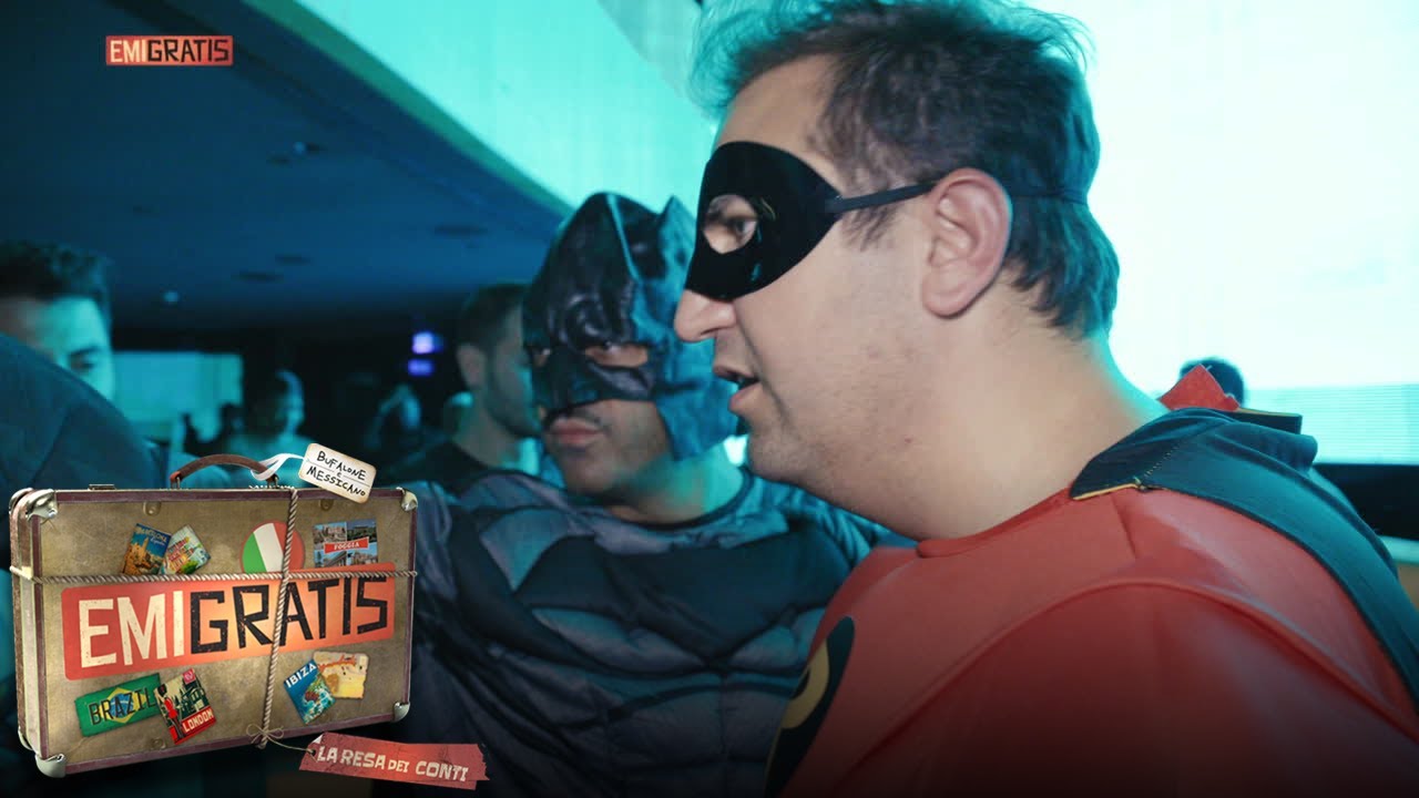 Emigratis - Pio e Amedeo nelle vesti di Batman e Robin