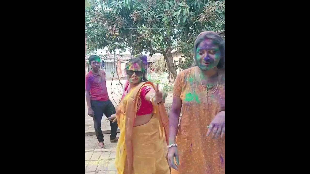 কালকে বাপের বাড়িতে আমরা সবাই মিলে রং খেললাম বন্ধুরা।।