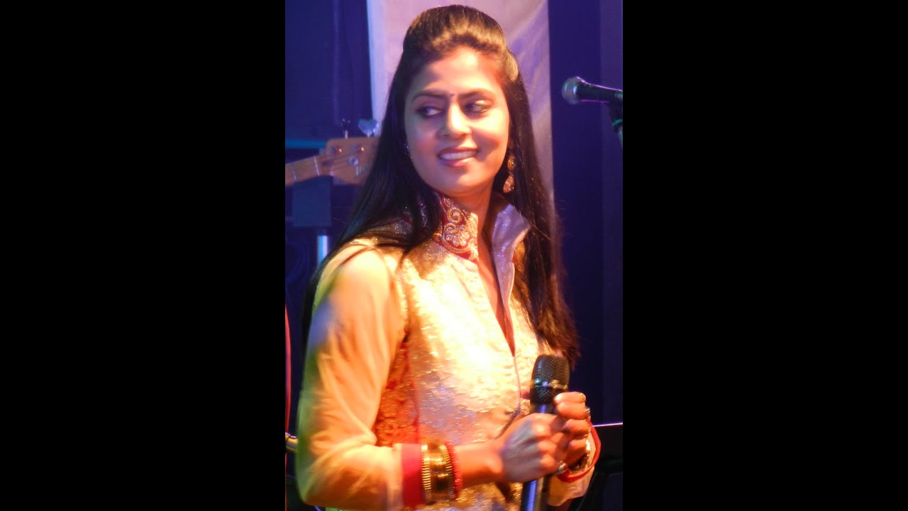 Hum Tum Ek Kamre Me |  Sarrika Singh Live