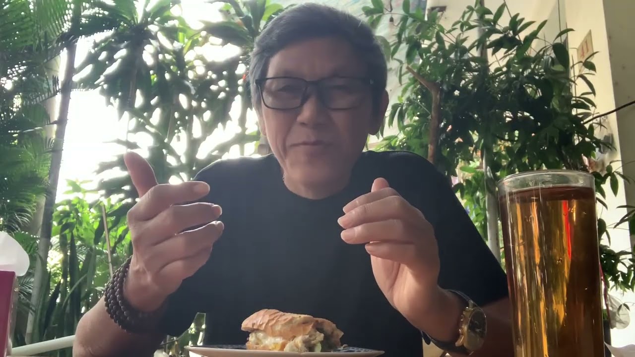 Sáng nay Mạnh mời cả nhà ăn bánh mỳ ốp la🦚🇻🇳🦚