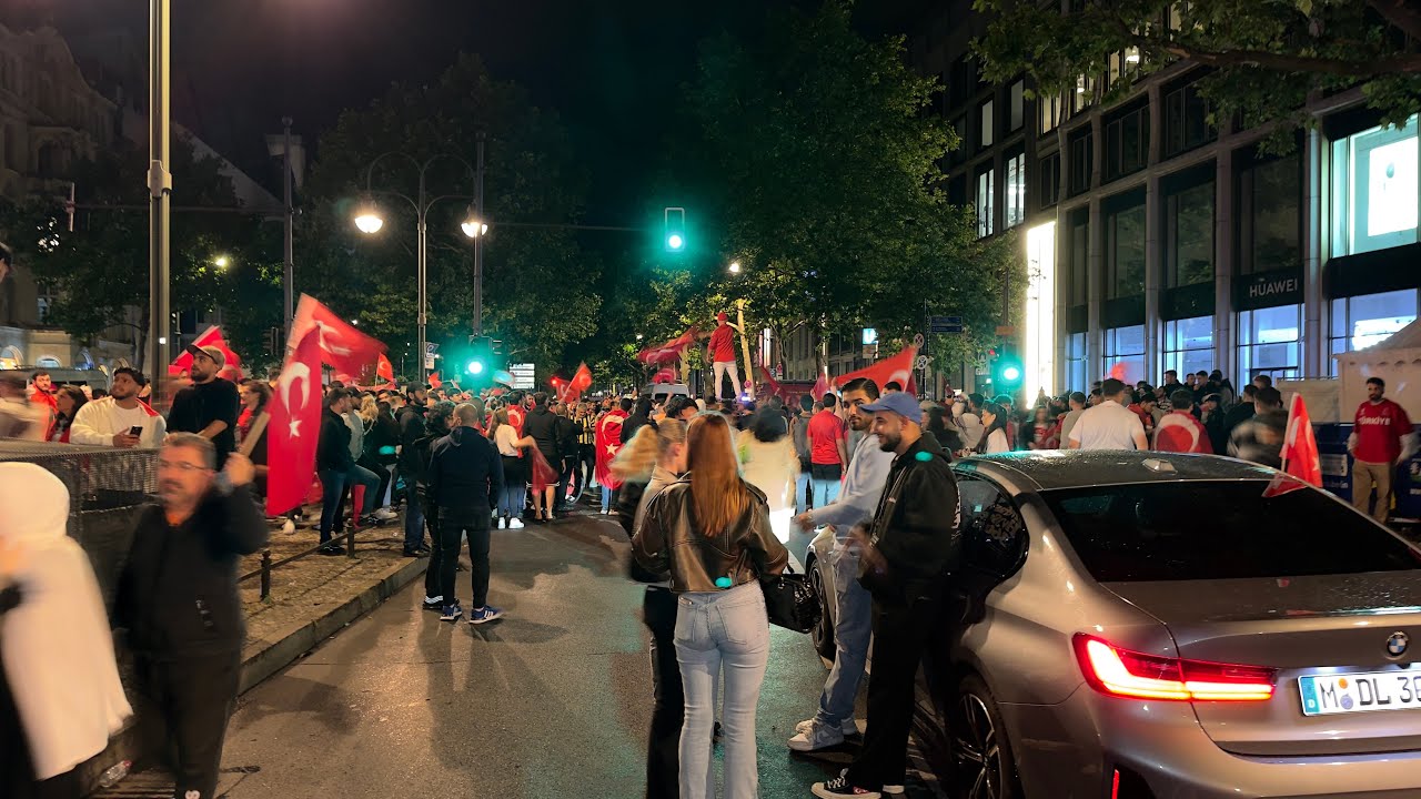 Türkei Fans rasten aus in Berlin! 😱🔥 Autokorso am Ku’damm 🇹🇷