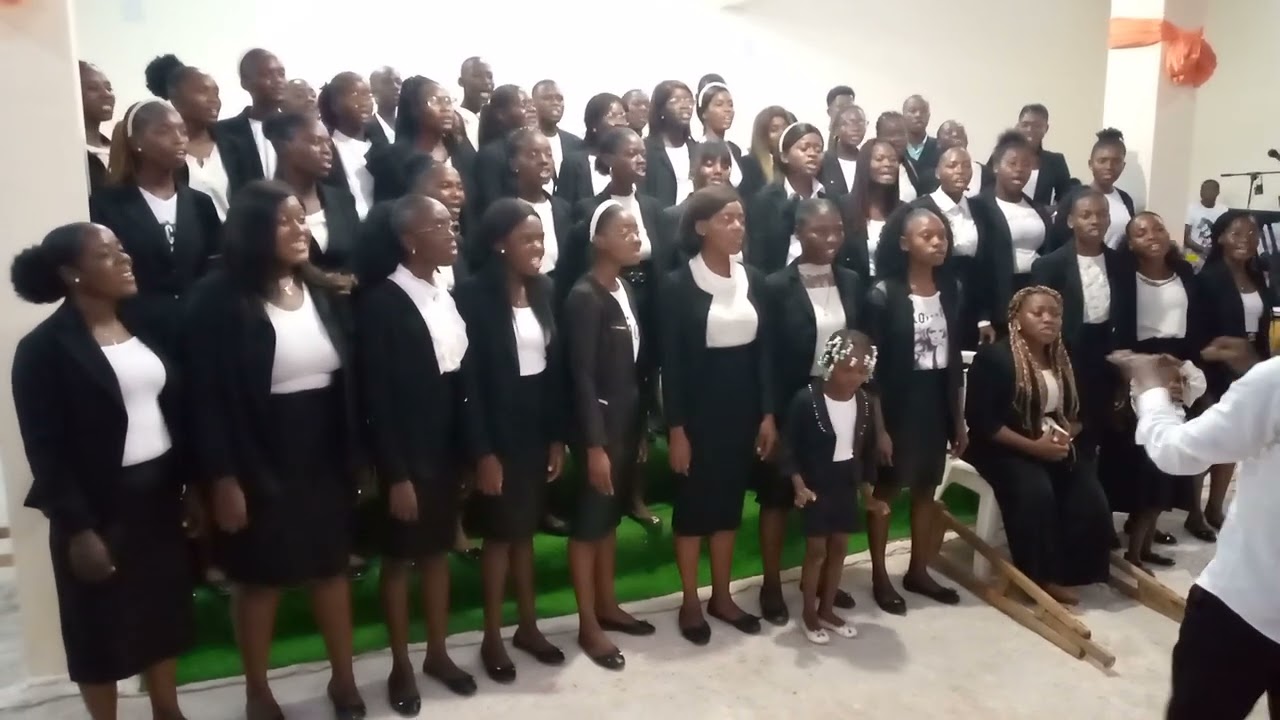 Coro Escodom Calemball (Glória a Deus)