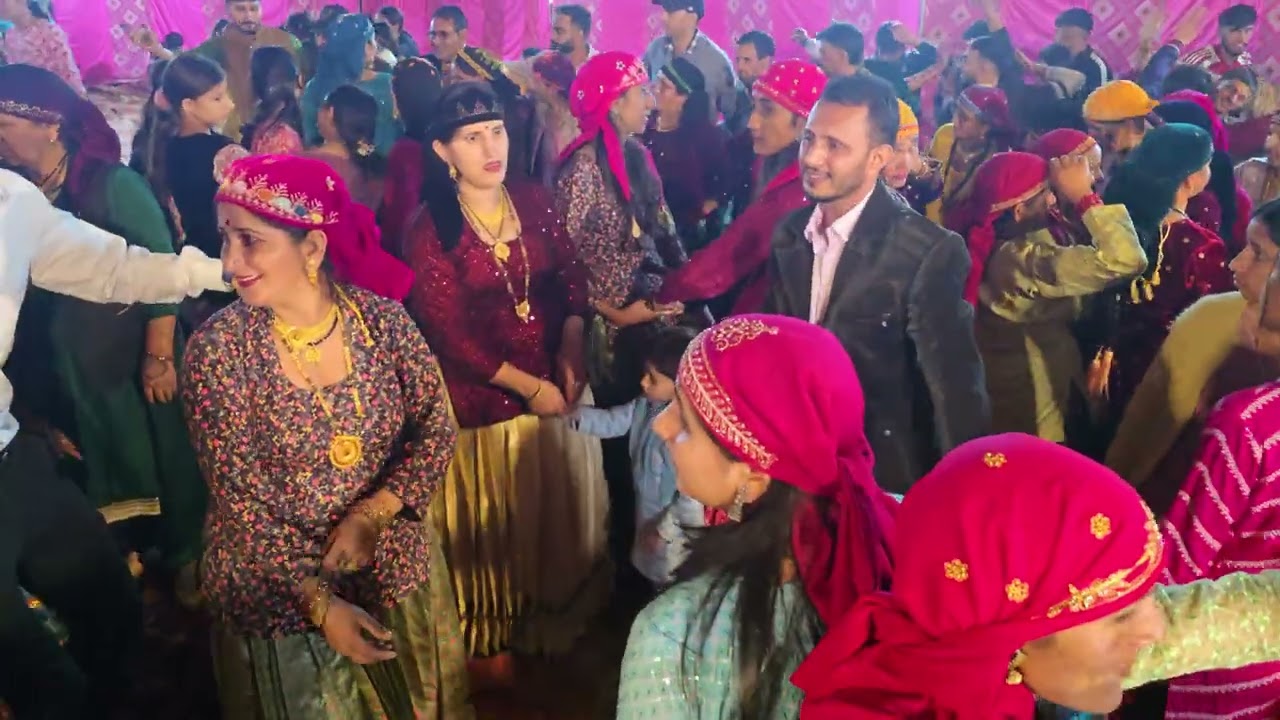 अपनी अर्धांगिनी और सालियों के साथ शादी में नाटी के कुछ यादगार पल