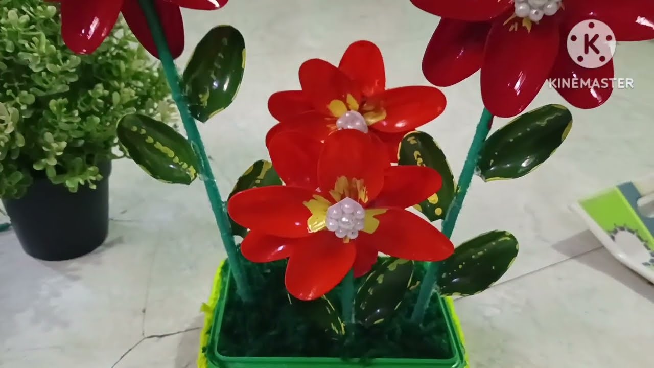 प्लास्टिकच्या चमच्या चा भन्नाट उपयोग  /how to make flowers 🌺🌿 form plastic spoon 🥄#decoration ideas 