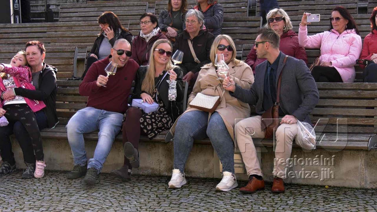 Podzimní radovánky s vínem na kolonádě v Lednici