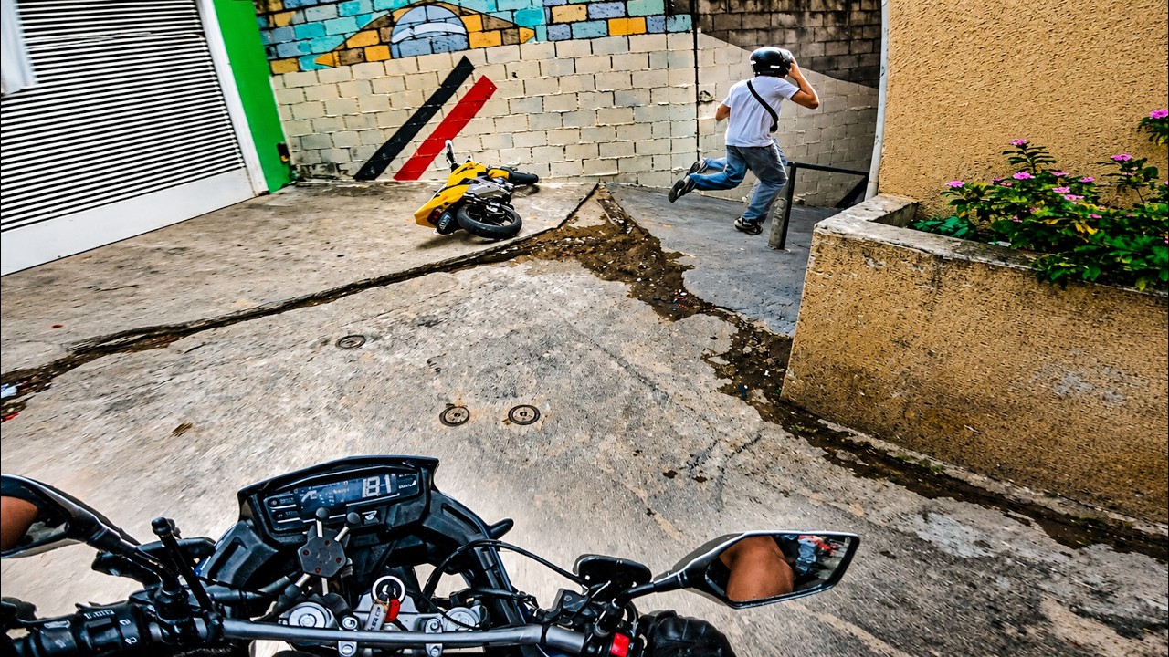 A EMOÇÃO FOI TANTA QUE O VACILÃO PREFERIU PERDER A MOTO.