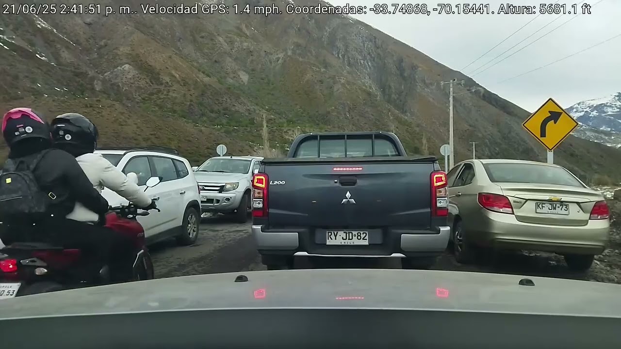 Conduciendo desde el camino Embalse del Yeso con nieve hacia el Mall Tobalaba (road trip in Chile)
