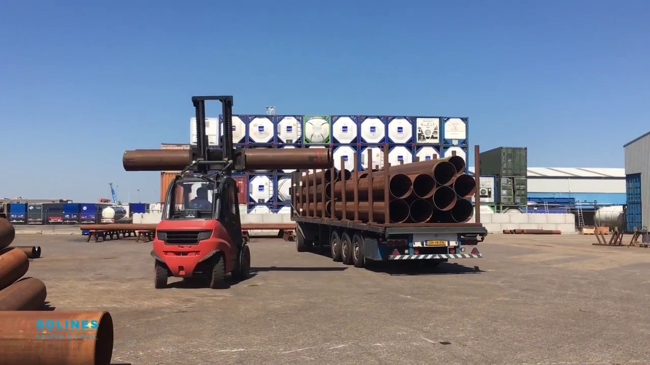 Stalen buizen op een schuiftrailer laden met de heftruck