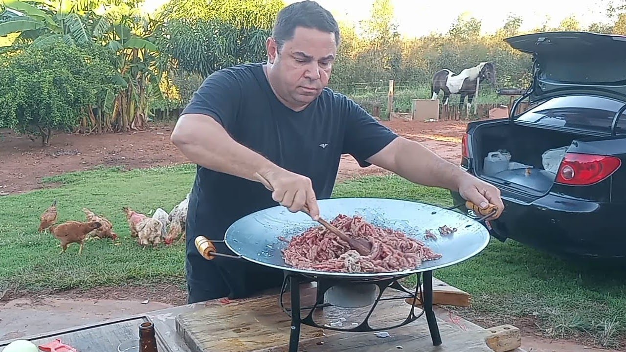 FINAL DE TARDE NA ROÇA COM STROGONOFF NO TACHO.