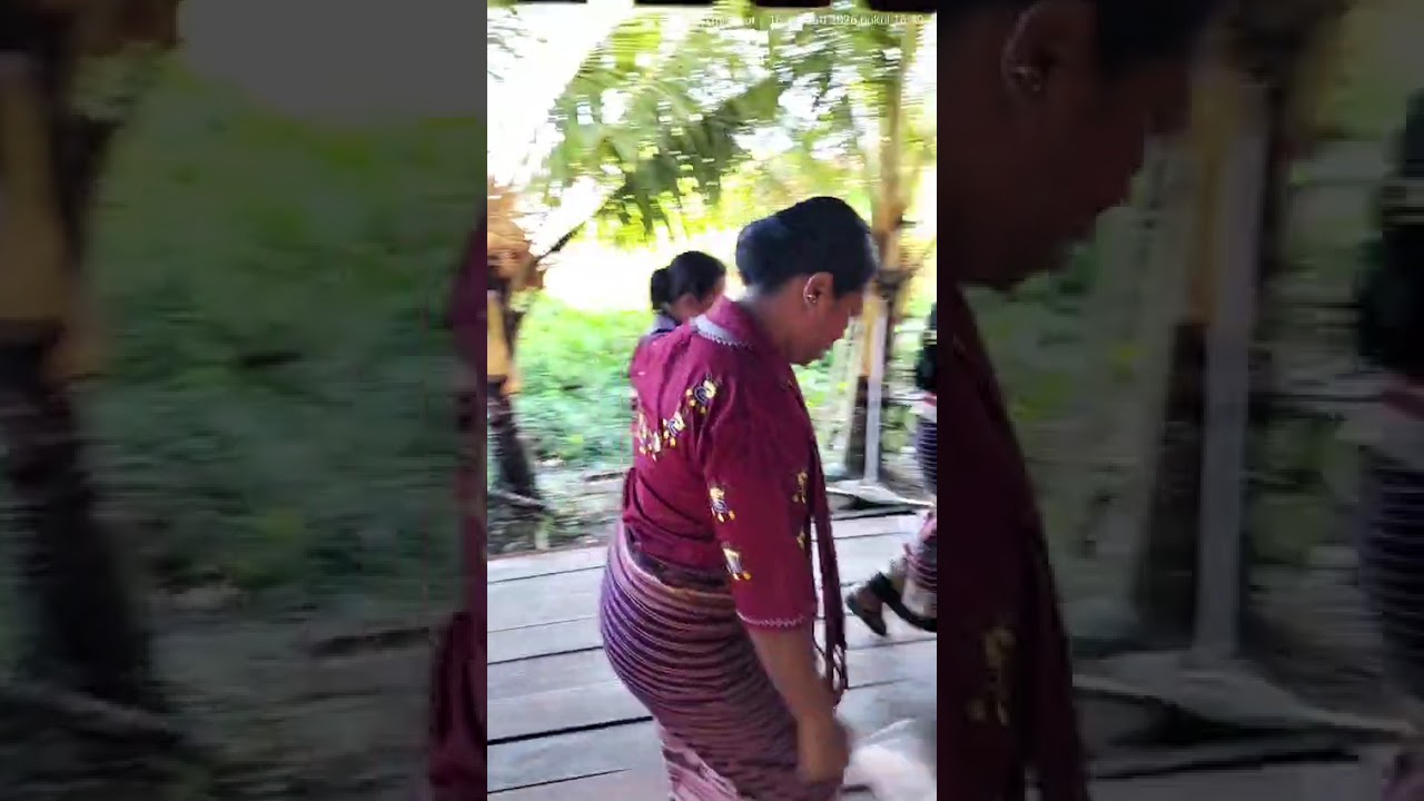 Pengantin pria datang menjemput pengantin wanita untuk pergi ke rumahnya 