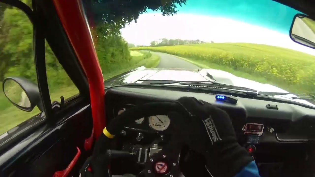 UN PETIT TOUR DANS UN CHAMP PENDANT UNE SPECIALE DU TOUR AUTO !