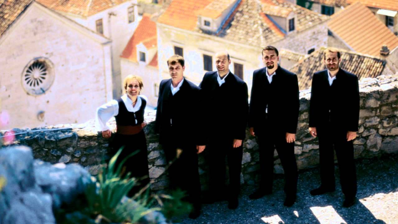 Zelenu granu s tugom žuta voća - klapa Puntari
