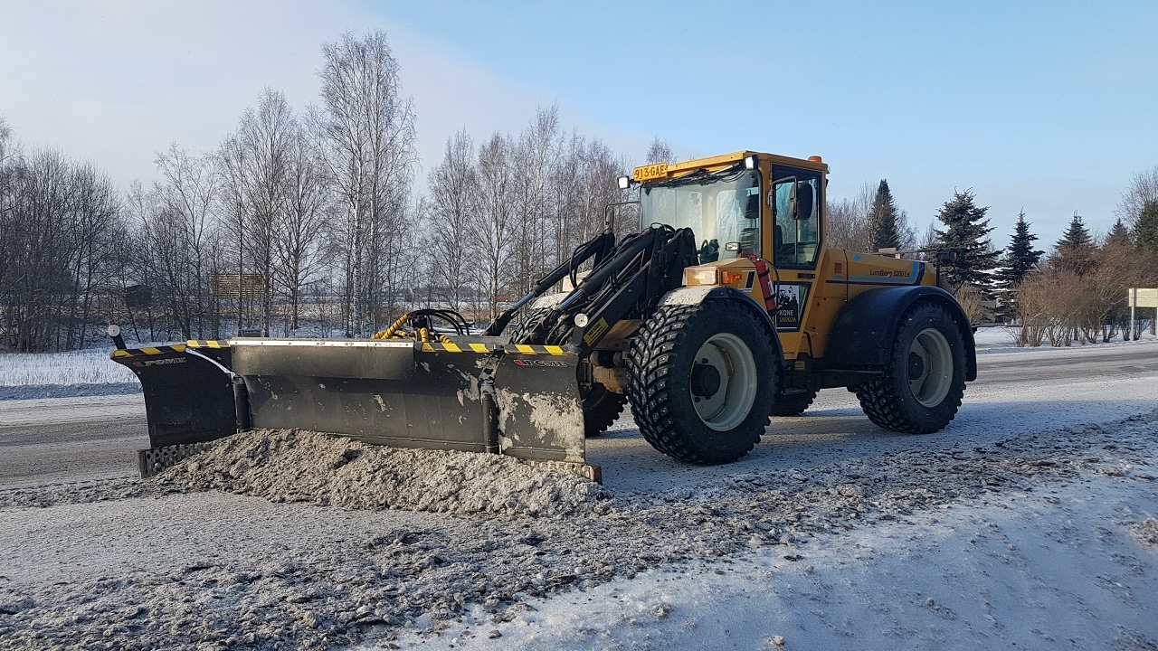 Lundberg 345Ls & Tiehöylän jätösten aurausta