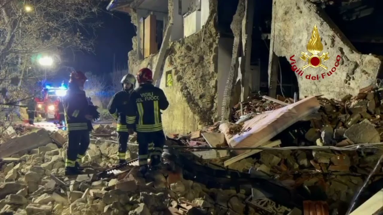 Arezzo, la casa sventrata dall'esplosione. Cumoli di macerie. Il video dei vigili del fuoco