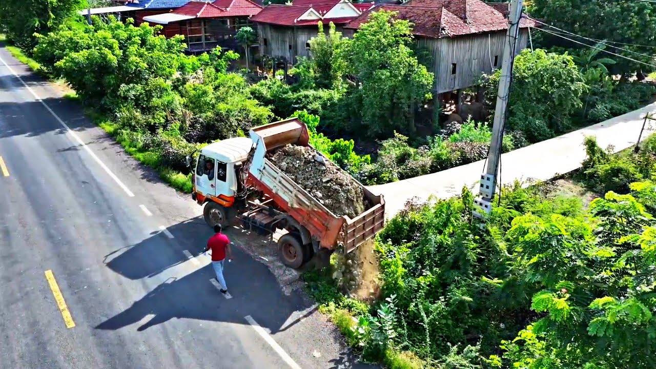 Start a new dumping job with caution! Use Dozer Pushing Stone Clearing Land with Truck 5Ton 